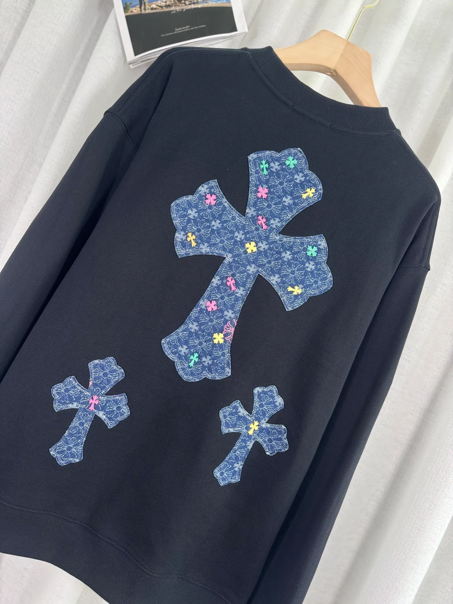 P270 top version, real shot without P, ​​different from market currency) 𝗖𝗵𝗿𝗼𝗺𝗲 𝗛𝗲𝗮𝗿𝘁𝘀/Cro Heart 2025 denim patch embroidery autumn and winter new original single counter American laser burnt 3D three-dimensional color embroidery couple casual sweatshirt 👑The highest version! Customized fabric 430g tripe terry fabric! American acid washed distressed original denim with burnt flowers ✟appliqué embroidery and exquisite embroidery of letters! The best-selling model in the counter, very comfortable to wear. Accessories: original molded and authenticated collar label➕100% silk wash label. Genuine purchase-grade original hangtag➕matching hanging rope➕3D hanging beads➕original packaging bag. Craftsmanship: The original version has consistent wiring! The highest version of the armhole matching technique! Color: White Black Size: S M L XL Style No.: 25-302